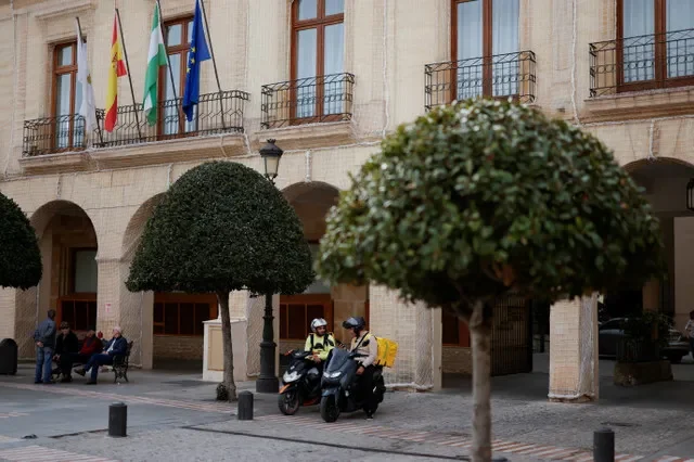 FOTO DE ARQUIVO: Entregadores autônomos da Glovo conversam sobre as notícias da Delivery Hero, que contratará entregadores em sua unidade Glovo na Espanha como funcionários em tempo integral, enquanto aguardam pedidos no centro de Ronda, Espanha, em 2 de dezembro de 2024. REUTERS/Jon Nazca/Foto de Arquivo