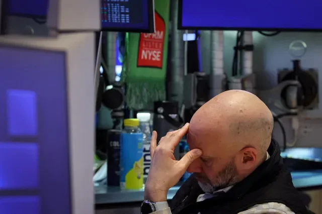 Un operador trabaja en el piso de la Bolsa de Valores de Nueva York (NYSE) en la ciudad de Nueva York, EE. UU., el 23 de febrero de 2026. REUTERS/Brendan McDermid