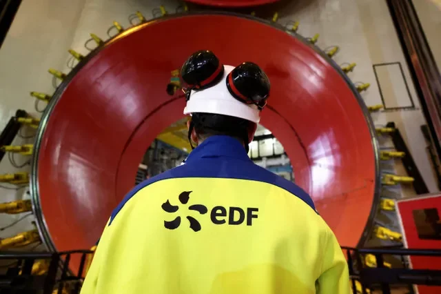 ภาพประกอบ: พนักงานของ EDF ยืนอยู่บริเวณทางเข้าอาคารเตาปฏิกรณ์นิวเคลียร์ European Pressurised Water (EPR) รุ่นที่สาม ณ โรงไฟฟ้า Flamanville 3 ในเมืองฟลามองวีลล์ ประเทศฝรั่งเศส ซึ่งเตรียมพร้อมสำหรับการเดินเครื่อง เมื่อวันที่ 25 เมษายน 2024 โดย REUTERS/Stephanie Lecocq