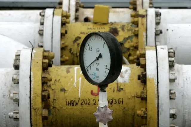 FOTO DE ARCHIVO: Un medidor muestra una presión cercana a cero en una estación de producción en el oleoducto Druzhba en Brody, a unos 460 km al oeste de Kiev, el 10 de enero de 2007. REUTERS/Gleb Garanich/Foto de archivo