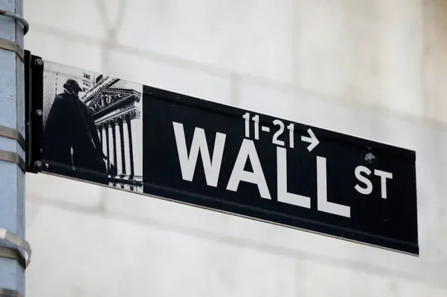 ẢNH TƯ LIỆU: Biển báo phố Wall bên ngoài Sở Giao dịch Chứng khoán New York (NYSE) tại Thành phố New York, New York, Hoa Kỳ, ngày 28 tháng 6 năm 2021. REUTERS/Andrew Kelly/Ảnh hồ sơ