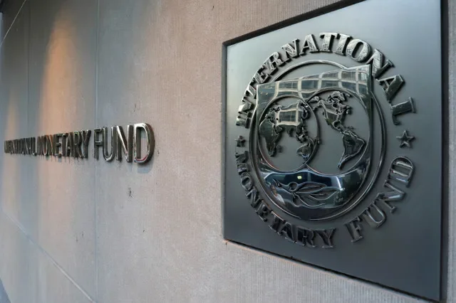 โลโก้ของกองทุนการเงินระหว่างประเทศ (IMF) บริเวณด้านนอกอาคารสำนักงานใหญ่ในกรุงวอชิงตัน สหรัฐอเมริกา เมื่อวันที่ 4 กันยายน 2018 REUTERS/Yuri Gripas
