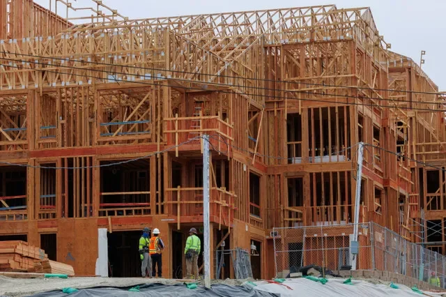 2025年10月6日、米国カリフォルニア州エンシニータスの集合住宅開発現場の前に立つ建設作業員。 REUTERS/Mike Blake