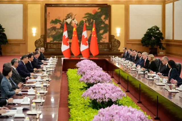 O presidente chinês Xi Jinping se reúne com o primeiro-ministro do Canadá, Mark Carney, no Grande Salão do Povo em Pequim, China, na sexta-feira, 16 de janeiro de 2026. Vincent Thian/Pool via REUTERS