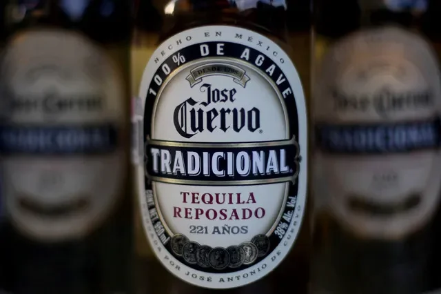 ขวดเตกีล่า Jose Cuervo วางอยู่บนชั้นวางในเม็กซิโกซิตี้ ประเทศเม็กซิโก เมื่อวันที่ 8 กุมภาพันธ์ 2017 REUTERS/Edgard Garrido