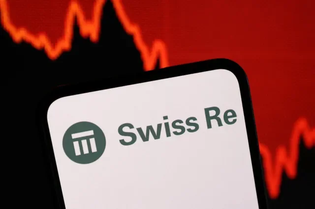 2025年2月3日に撮影された、スイス・リーのロゴと株価の下落を示すグラフのイラスト。REUTERS/Dado Ruvic/Illustration