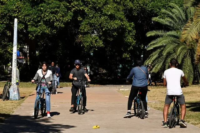 Pessoas participam de uma aula para aprender a andar de bicicleta em Havana, Cuba, 24 de fevereiro de 2026. REUTERS/Norlys Perez