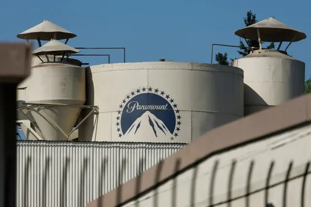 El logotipo de Paramount se muestra en una estructura en el estudio de Paramount en Hollywood, Los Ángeles, California, EE. UU., el 26 de febrero de 2026. REUTERS/Mike Blake