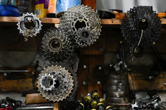 Coroas de bicicleta penduradas em uma oficina em Havana, Cuba, 24 de fevereiro de 2026. REUTERS/Norlys Perez