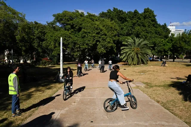 Pessoas aprendem a equilibrar-se em duas rodas durante uma aula em Havana, Cuba, 24 de fevereiro de 2026. REUTERS/Norlys Perez
