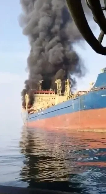 Humo emana de un petrolero bajo sanciones de EE. UU., impactado frente a la península de Musandam en Omán, el 1 de marzo de 2026. REUTERS