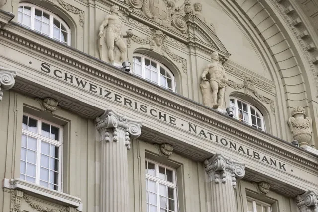 El logotipo del Banco Nacional Suizo (SNB) se observa en su edificio en Berna, Suiza, el 11 de diciembre de 2025. REUTERS/Pierre Albouy