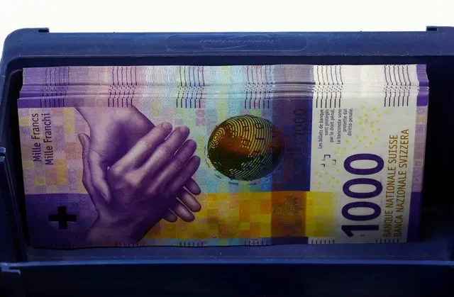 Các tờ tiền mệnh giá 1.000 franc Thụy Sĩ nằm trong một chiếc hộp tại một ngân hàng Thụy Sĩ ở Zurich, ngày 9 tháng 4 năm 2019. REUTERS/Arnd Wiegmann