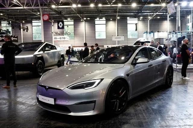 รถยนต์ไฟฟ้า Tesla Model S จัดแสดงในวันสื่อมวลชนที่งาน Paris Auto Show ปี 2024 ณ กรุงปารีส ประเทศฝรั่งเศส เมื่อวันที่ 14 ตุลาคม 2024 ภาพโดย REUTERS/Benoit Tessier