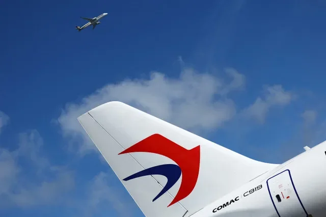 Un avión de Singapore Airlines pasa junto a un avión Comac C919 en exhibición durante el Salón Aeronáutico de Singapur en el Centro de Exposiciones Changi en Singapur, el 20 de febrero de 2024. REUTERS/Edgar Su