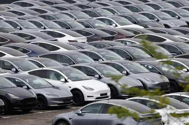 Vehículos eléctricos de Tesla estacionados en un centro de entrega en Valenton, cerca de París, Francia, el 24 de abril de 2025. REUTERS/Benoit Tessier