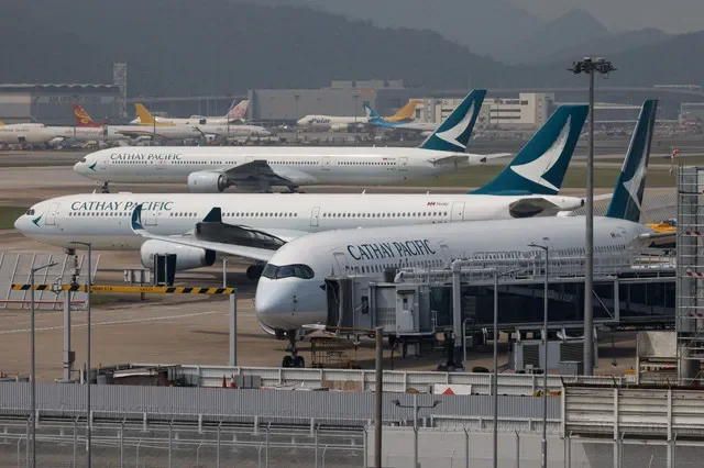 Un avión Airbus A350 de Cathay Pacific se observa en el Aeropuerto Internacional de Hong Kong, en Hong Kong, China, el 3 de septiembre de 2024. REUTERS/Tyrone Siu/Foto de archivo