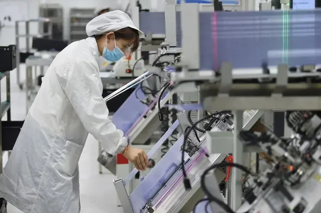 2023年2月28日,中国江苏省宿迁市一家半导体芯片公司的员工在生产线上工作。中国日报通过路透社发布。