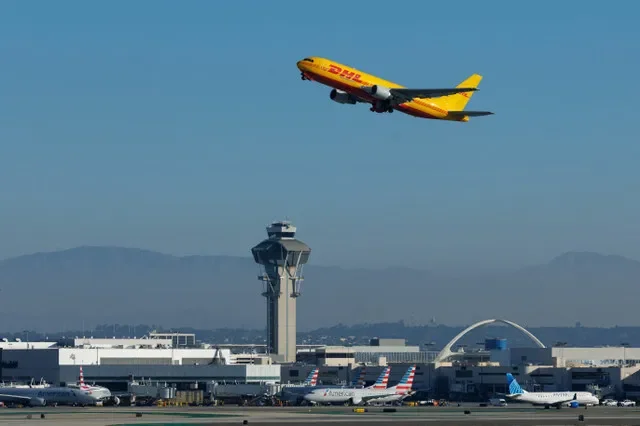 FOTO DE ARCHIVO: Un avión de carga de DHL despega del Aeropuerto Internacional de Los Ángeles en Los Ángeles, California, Estados Unidos, el 6 de noviembre de 2025. REUTERS/Mike Blake/Foto de archivo