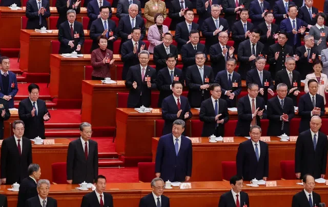 O presidente chinês Xi Jinping, o primeiro-ministro Li Qiang, o presidente do Comitê Permanente da Assembleia Popular Nacional (APN) Zhao Leji, o vice-primeiro-ministro Ding Xuexiang e o membro do Comitê Permanente do Politburo Cai Qi participam da sessão de abertura da Conferência Consultiva Política do Povo Chinês (CCPPC) no Grande Salão do Povo em Pequim, China, 4 de março de 2026. REUTERS/Maxim Shemetov