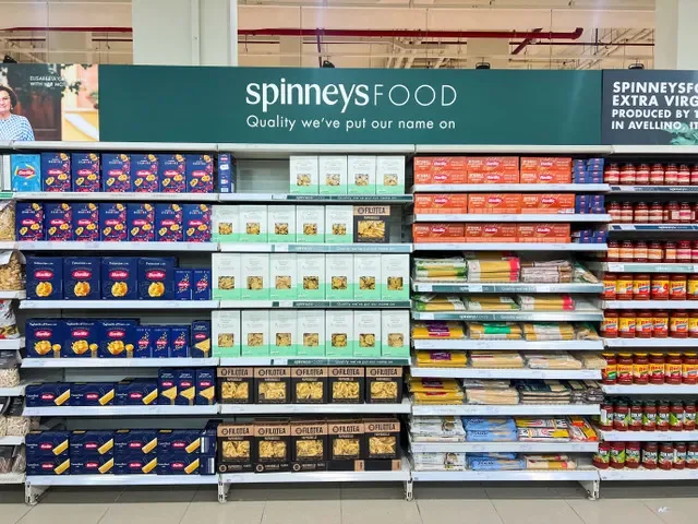 Estantes de un supermercado en Dubái capturados tras el inicio de las hostilidades que amenazan la seguridad alimentaria del Golfo, marzo de 2026. REUTERS/Rula Rouhana