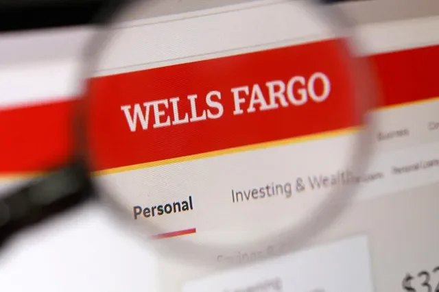 Logo của Wells Fargo được nhìn thấy trong một hình minh họa chụp ngày 1 tháng 12 năm 2025. REUTERS/Dado Ruvic/Minh họa
