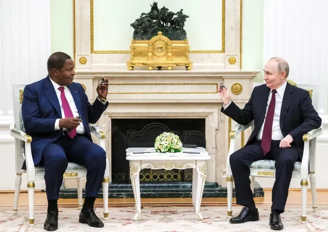 O presidente da Rússia, Vladimir Putin, e o presidente da República Centro-Africana, Faustin-Archange Touadera, participam de uma reunião no Kremlin em Moscou, Rússia, em 5 de março de 2026. Sputnik/Mikhail Metzel/Pool via REUTERS