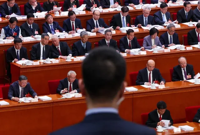 2026年3月5日,中国北京,全国人民代表大会开幕式在人民大会堂举行,一名安保人员在代表们出席时注视着会场。路透社/Maxim Shemetov