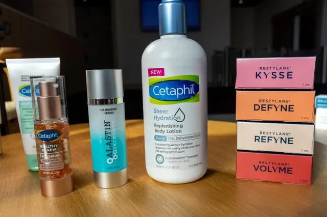 Produtos de cuidados com a pele Cetaphil, Alastin e Restylane, de propriedade da Galderma, são fotografados nos escritórios da empresa em Lausanne, Suíça, em 13 de março de 2024. REUTERS/Denis Balibouse