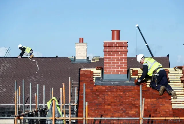 FOTO DE ARQUIVO: Trabalhadores da construção civil trabalham em um conjunto habitacional da Taylor Wimpey em Aylesbury, Reino Unido, 7 de fevereiro de 2017. REUTERS/Eddie Keogh/Foto de Arquivo