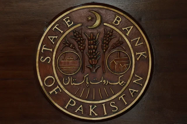 El logotipo del Banco del Estado de Pakistán (SBP) se observa en un mostrador de recepción en la oficina central en Karachi, Pakistán, el 16 de julio de 2019. REUTERS/Akhtar Soomro