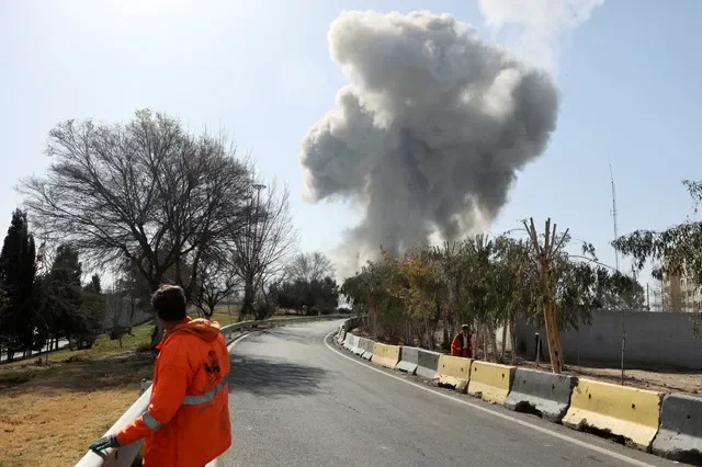 Fumaça sobe após uma explosão, em meio ao conflito dos EUA e Israel com o Irã, em Teerã, Irã, 5 de março de 2026. Majid Asgaripour/WANA (West Asia News Agency) via REUTERS
