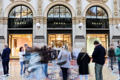 Prada reestrutura Versace com foco em vendas a preço total