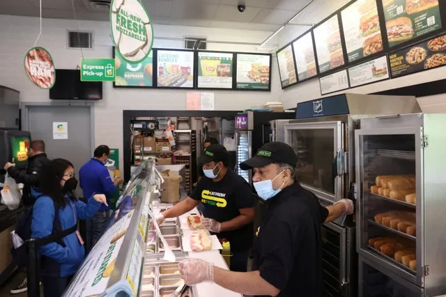 Nhân viên phục vụ tại một nhà hàng Subway ở Manhattan, Thành phố New York, Hoa Kỳ, ngày 23 tháng 11 năm 2021. REUTERS/Andrew Kelly