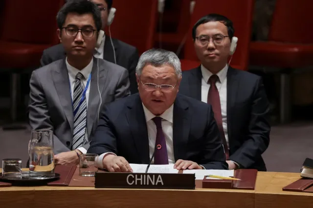 El Representante Permanente de China ante la ONU, Fu Cong, se dirige al Consejo de Seguridad durante la reunión sobre la situación en Oriente Medio, en la sede de la ONU en Nueva York, EE. UU. REUTERS/Jeenah Moon