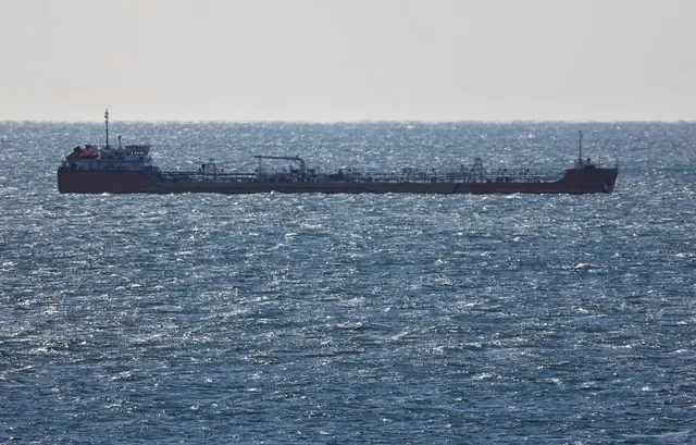 ภาพถ่ายแฟ้มภาพ: เรือบรรทุกน้ำมันดิบแล่นในอ่าว Nakhodka ใกล้เมืองท่า Nakhodka ประเทศรัสเซีย เมื่อวันที่ 4 ธันวาคม 2022 โดย REUTERS/Tatiana Meel