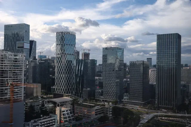 อาคารสำนักงานของ Tencent และอาคารอื่นๆ ในเมืองเซินเจิ้น มณฑลกวางตุ้ง ประเทศจีน เมื่อวันที่ 15 กันยายน 2025 ภาพโดย REUTERS/Tingshu Wang
