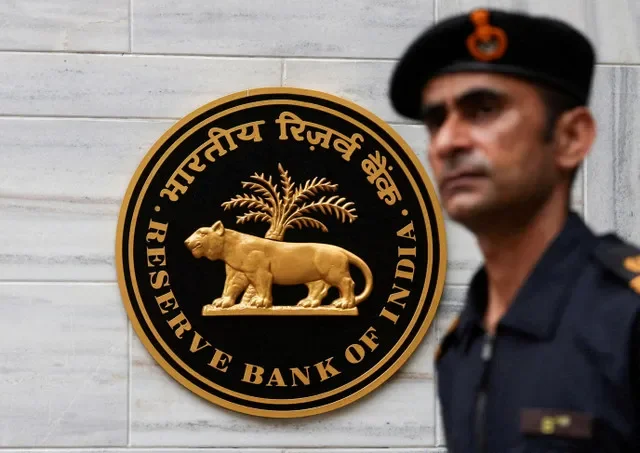 صورة أرشيفية: رجل يمر بجانب شعار بنك الاحتياطي الهندي (RBI) خارج مقره الرئيسي في مومباي، الهند، 6 يونيو 2025. تصوير فرانسيس ماسكارينهاس/رويترز