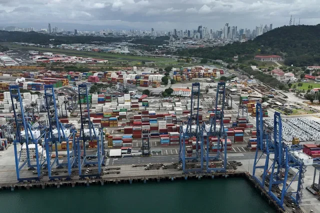 ภาพถ่ายมุมสูงจากโดรนแสดงพื้นที่ของ Panama Ports Company (PPC) หลังจากที่มีการประกาศคำสั่งศาลในราชกิจจานุเบกษาของปานามา เพื่อยกเลิกสัญญาสัมปทานท่าเรือสองแห่งของบริษัท ซีเค ฮัทชิสัน โฮลดิ้งส์ จากฮ่องกง เนื่องจากขัดต่อรัฐธรรมนูญ เมื่อวันที่ 23 กุมภาพันธ์ 2026 ในเมืองปานามาซิตี ประเทศปานามา REUTERS/Enea Lebrun