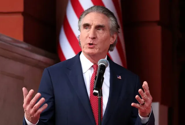 Doug Burgum รัฐมนตรีว่าการกระทรวงมหาดไทยของสหรัฐฯ ขณะแถลงข่าวร่วมกับ Delcy Rodriguez ประธานาธิบดีรักษาการของเวเนซุเอลา (ไม่ได้อยู่ในภาพ) ณ ทำเนียบ Miraflores ในกรุงการากัส ประเทศเวเนซุเอลา เมื่อวันที่ 4 มีนาคม 2026 REUTERS/Leonardo Fernandez Viloria