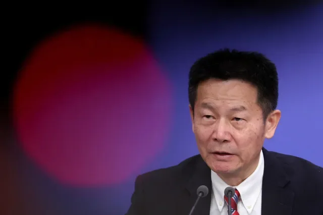 Wu Qing ประธานคณะกรรมการกำกับดูแลหลักทรัพย์ของจีน (CSRC) กล่าวในการแถลงข่าวนอกรอบการประชุมสภาประชาชนแห่งชาติ (NPC) ณ กรุงปักกิ่ง ประเทศจีน เมื่อวันที่ 6 มีนาคม 2026 REUTERS/Maxim Shemetov