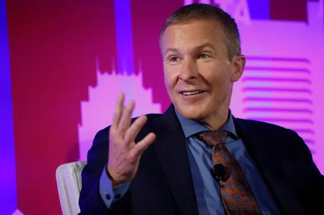 O CEO da United Airlines, Scott Kirby, participa de um painel na Assembleia Geral Anual da Associação Internacional de Transportes Aéreos (IATA) em Boston, Massachusetts, EUA, em 4 de outubro de 2021. REUTERS/Brian Snyder