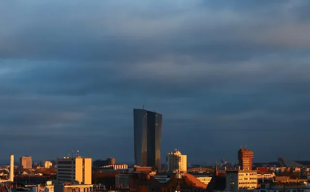 2023年12月2日、ドイツのフランクフルトで夕暮れ時に地平線に現れる欧州中央銀行(ECB)の建物。REUTERS/Wolfgang Rattay