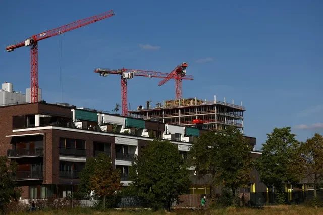 Grúas en un sitio de construcción cerca de un edificio residencial en Berlín, Alemania, el 25 de septiembre de 2023. REUTERS/Lisi Niesner