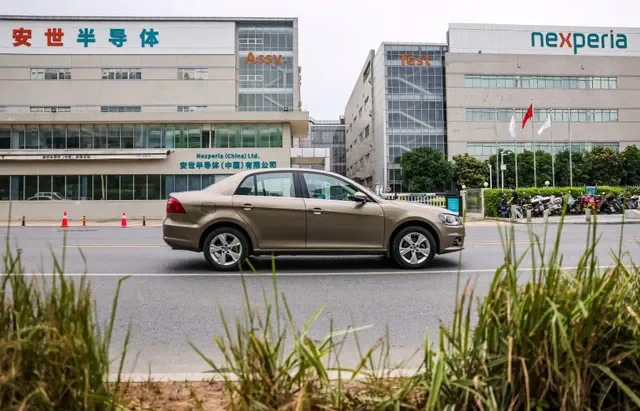 Um carro passa pela fábrica da Nexperia em meio à escassez de fornecimento de chips causada pelo impasse diplomático entre a China e os Países Baixos sobre a empresa, em Dongguan, província de Guangdong, China, 7 de novembro de 2025. REUTERS/Maxim Shemetov