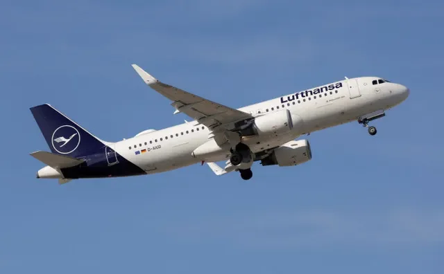 スペインのマラガにあるマラガ=コスタ・デル・ソル空港から離陸するルフトハンザ航空のエアバスA320-214型旅客機(2024年5月3日)。 REUTERS/Jon Nazca
