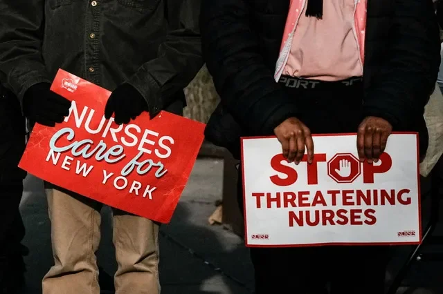 Nurses from the New York State Nurses Association union participate in a picket line outside Mount Sinai West in New York City, U.S., on January 22, 2026. REUTERS/Eduardo Munoz