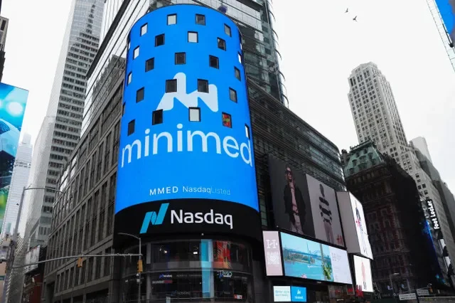 หน้าจอแสดงป้าย MiniMed ระหว่างการทำ IPO ของบริษัทที่ Nasdaq MarketSite ในนิวยอร์กซิตี้ สหรัฐอเมริกา วันที่ 6 มีนาคม 2026 REUTERS/Heather Khalifa