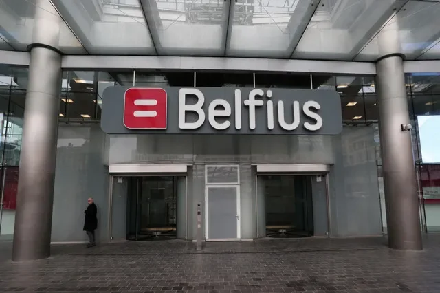 ภาพแฟ้มข่าว: ชายคนหนึ่งเดินออกจากสำนักงานใหญ่ของธนาคาร Belfius Bank SA/NV ในกรุงบรัสเซลส์ ประเทศเบลเยียม เมื่อวันที่ 31 มกราคม 2019 REUTERS/Yves Herman/File Photo