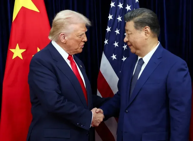 ẢNH TƯ LIỆU: Tổng thống Hoa Kỳ Donald Trump bắt tay Chủ tịch Trung Quốc Tập Cận Bình khi họ tổ chức một cuộc gặp song phương tại Sân bay Quốc tế Gimhae, bên lề hội nghị thượng đỉnh Diễn đàn Hợp tác Kinh tế Châu Á - Thái Bình Dương (APEC) ở Busan, Hàn Quốc, ngày 30 tháng 10 năm 2025. REUTERS/Evelyn Hockstein/Ảnh tư liệu